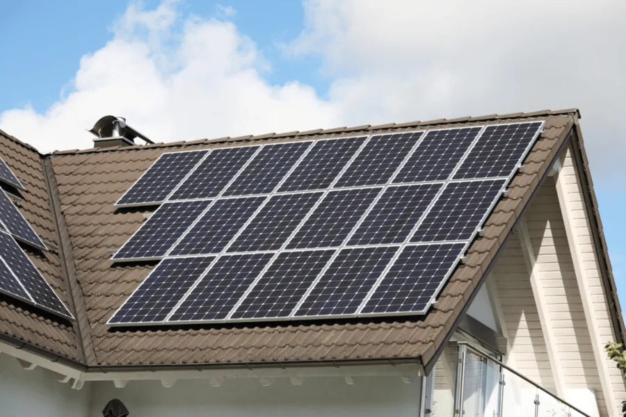 Braun gedecktes Satteldach mit Photovoltaikanlage.
