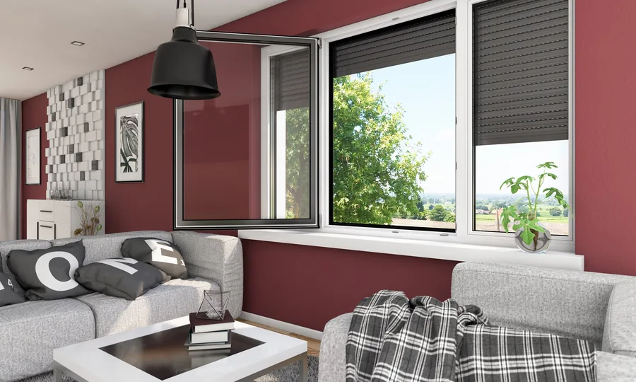Wohnzimmer mit dunkelroter Wand, Fenster mit Plissee und Blick ins Grüne.